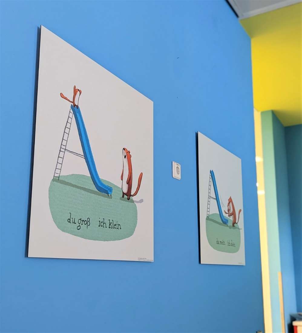 Freundliche Farben und fröhliche Bilder motivieren im Stationsflur