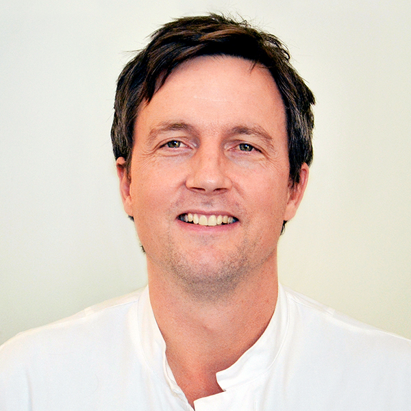 Priv.-Doz. Dr. med. Stefan Asbach Leitender Arzt Elektrophysiologie am HBK Singen, Facharzt für Innere Medizin und Kardiologie, Zusatzqualifikationen der Deutschen Gesellschaft für Kardiologie: Spezielle Rhythmologie, Interventionelle Kardiologie, Herzinsuffizienztherapie Ärztlicher Leiter Kardiologie im GLKN